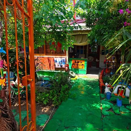 Tuana Garden Bed & Breakfast *